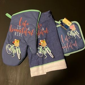 Home collection kitchen mitt, kitchen towel, and pot holders set